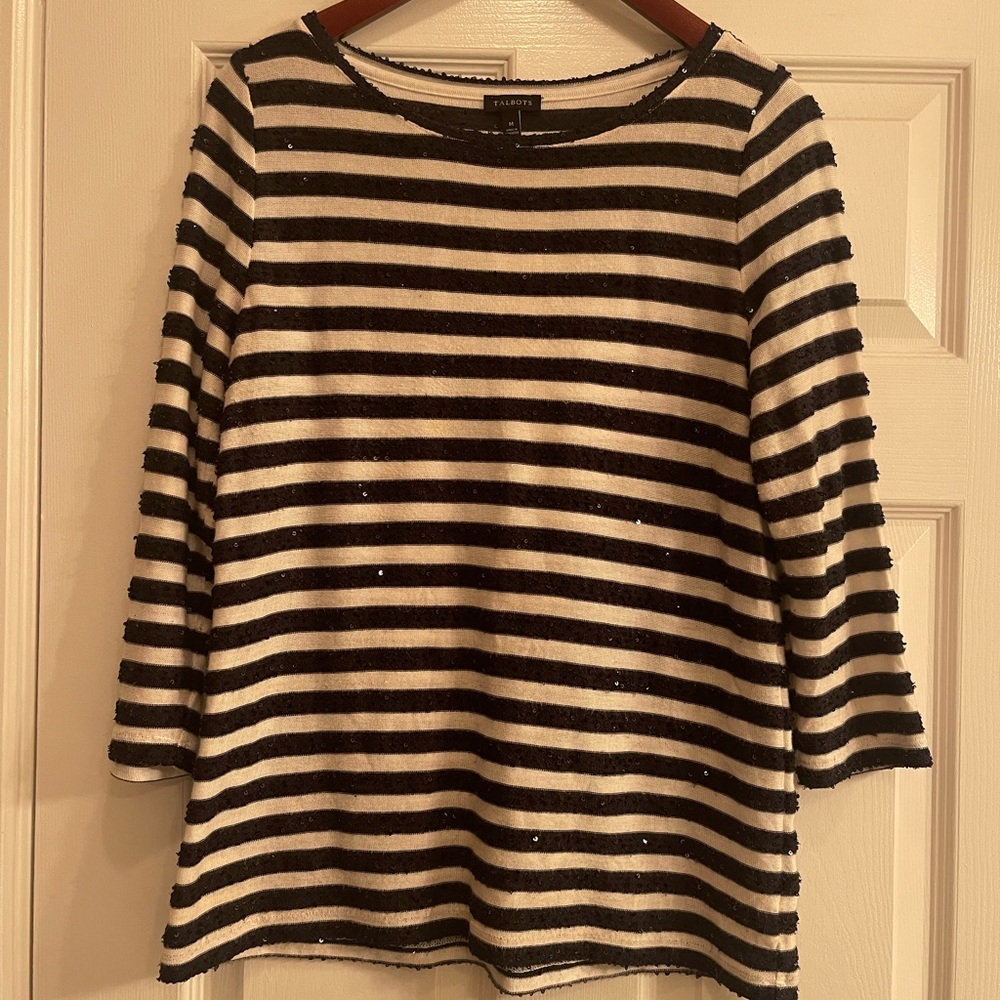 Talbots Ladies’ Top with sequins, Size M. Great pre-loved condition. Blue & wht.